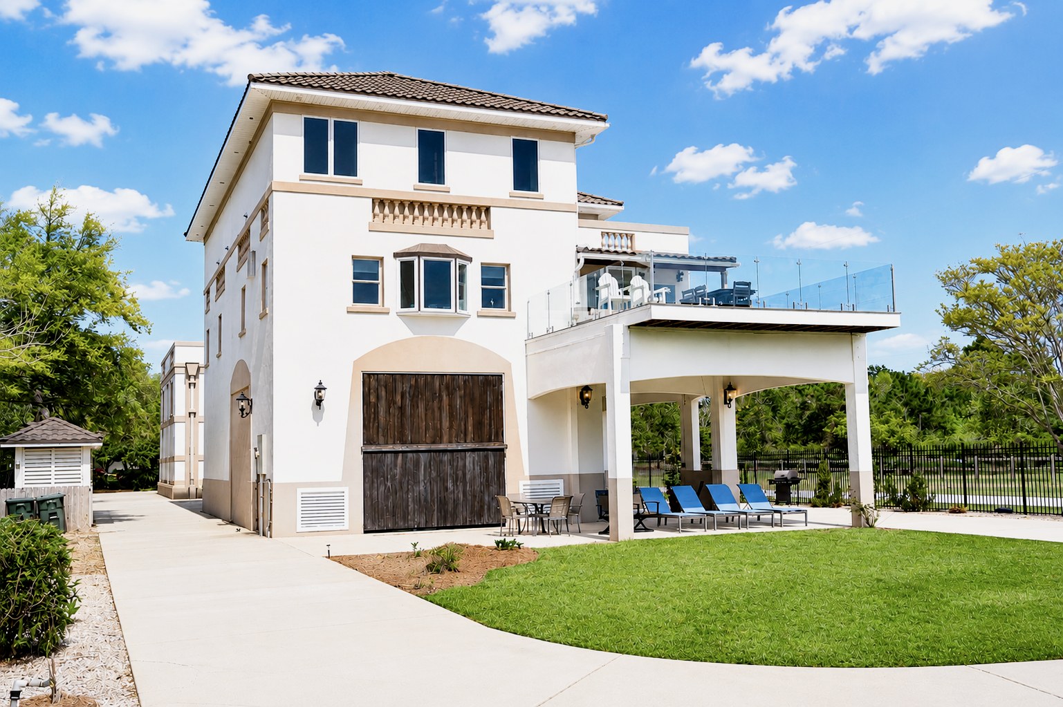 Bella Villa exterior, lawn and covered patio
